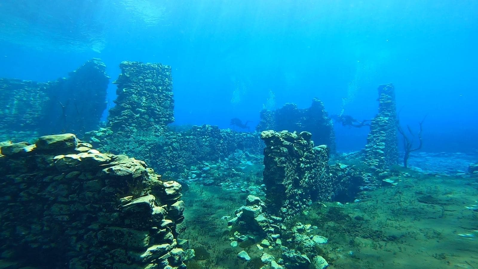 Resti di muri sommersi nel lago di Capodacqua