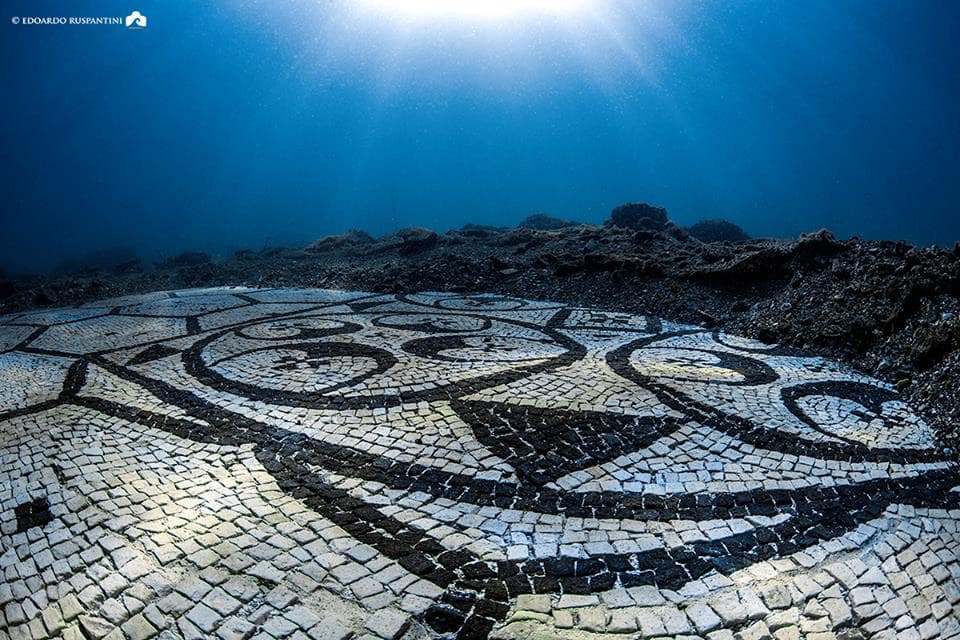 Mosaico romano sommerso a Baia, nel parco dei Campi Flegrei