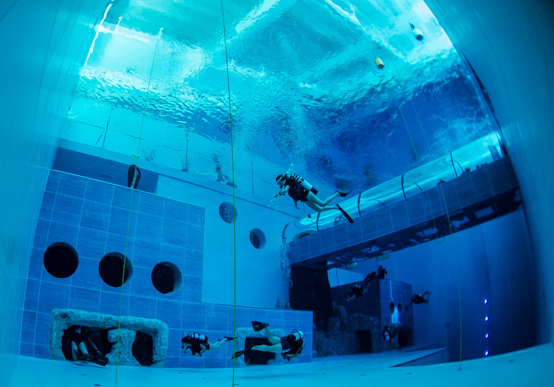 La piscina Y-40 vista da sotto, con i subacquei a diverse profondità