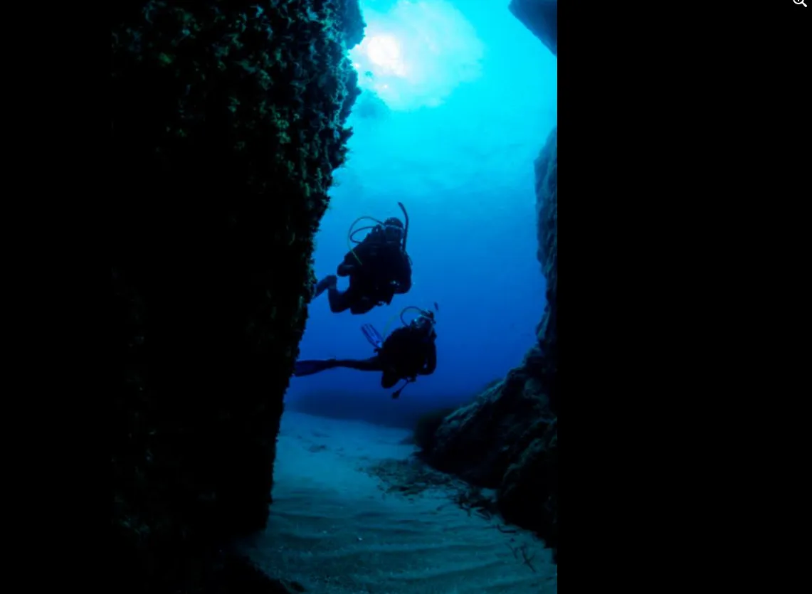 Due subacquei all'ingresso di una cavità sommersa