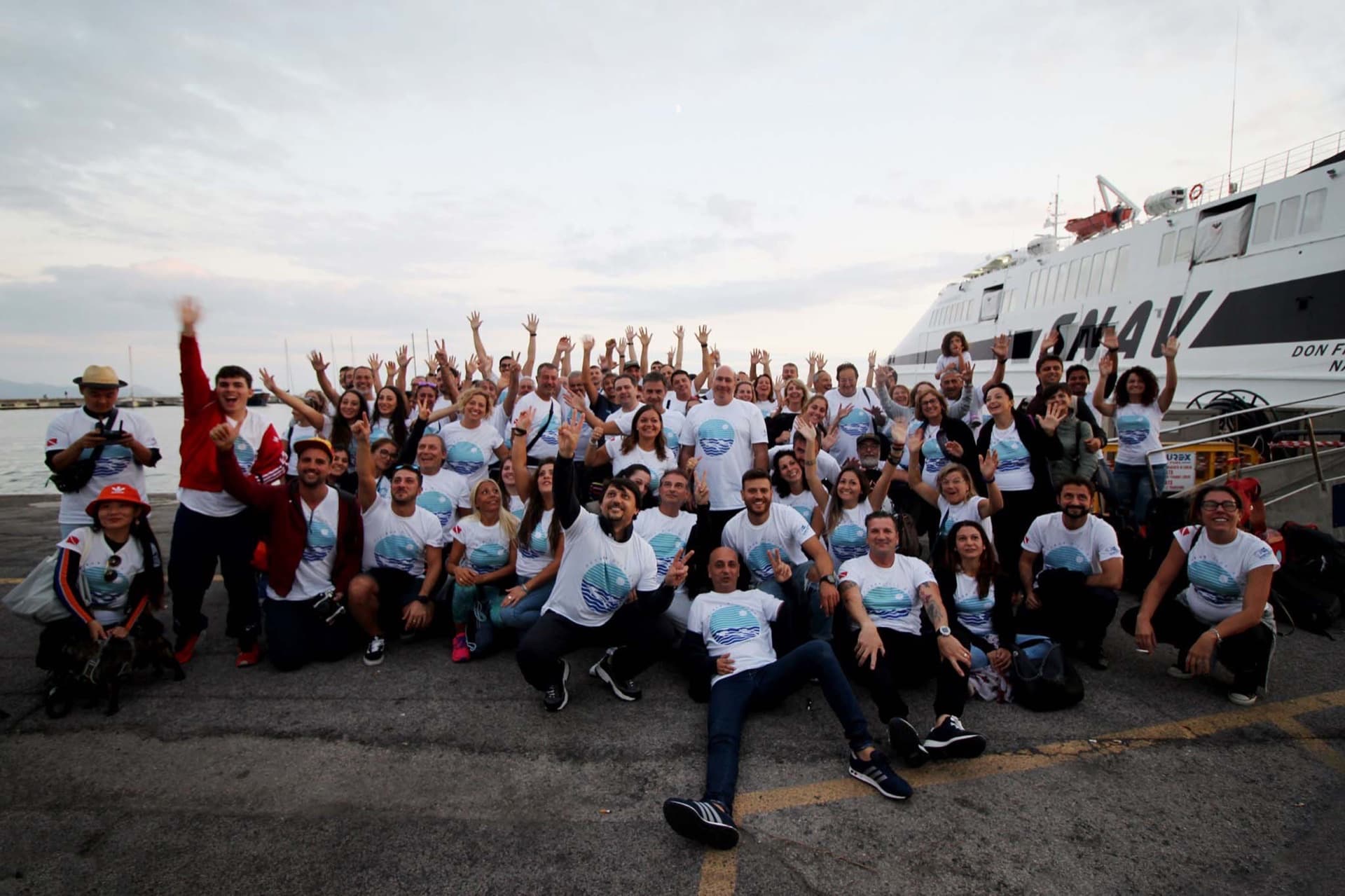Il gruppo festeggia al porto davanti al traghetto