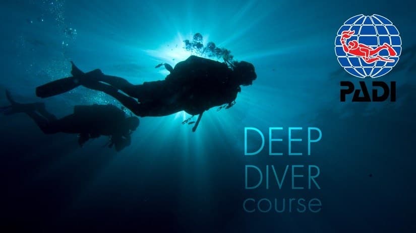 Locandina PADI del corso Deep Diver, con un subacqueo in silhouette