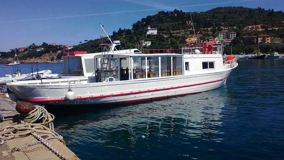 La barca Halaveli ormeggiata al molo