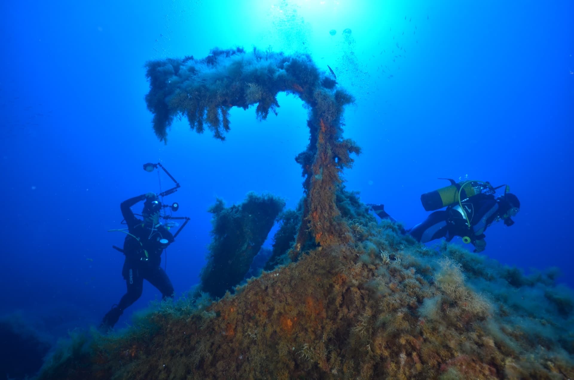 Due subacquei di Acquazzurra esplorano un relitto nel Mediterraneo