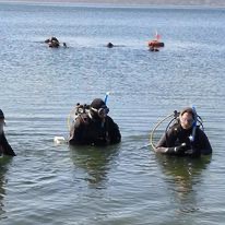 Subacquei in superficie sul lago di Bracciano