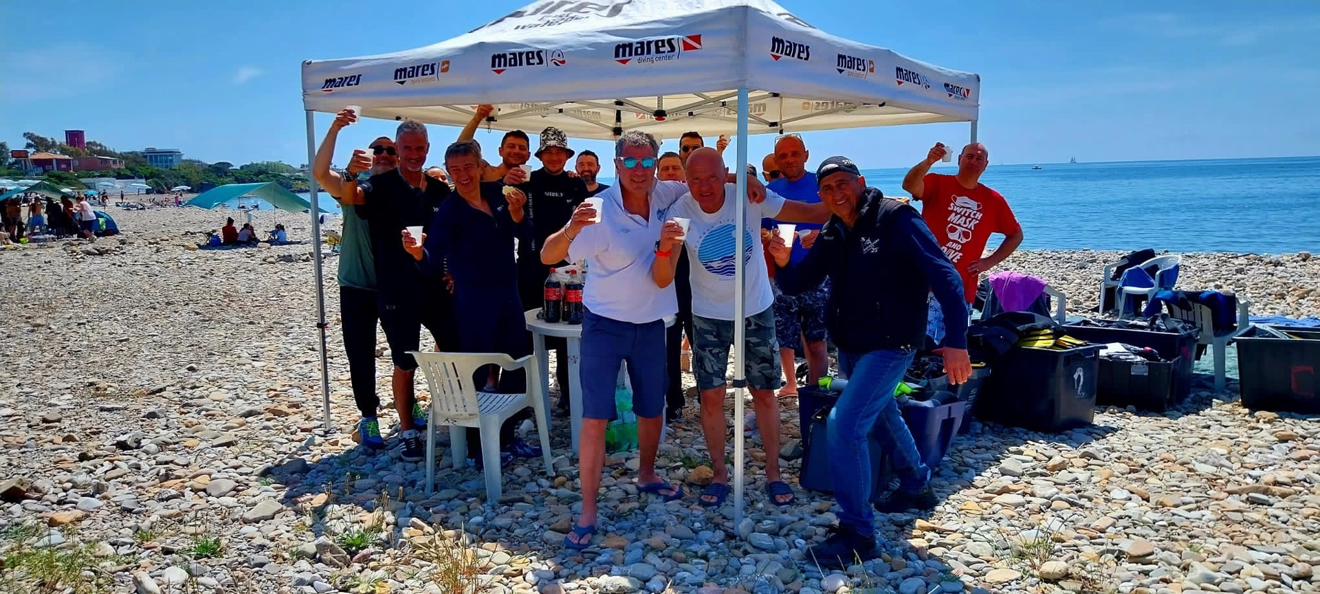 Il gruppo festeggia sotto il gazebo Mares sulla spiaggia