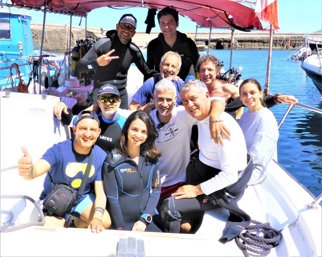 Il gruppo sorridente in barca dopo l'immersione