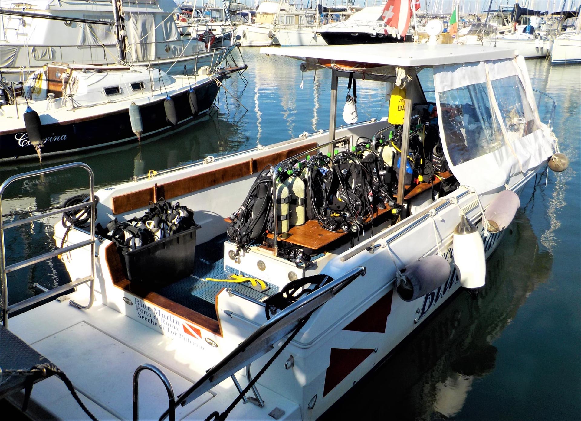 La barca del diving ormeggiata in porto, con le attrezzature già montate a bordo