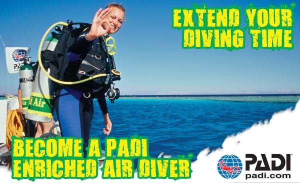 Locandina PADI del corso Enriched Air Diver, con una subacquea che saluta dalla barca