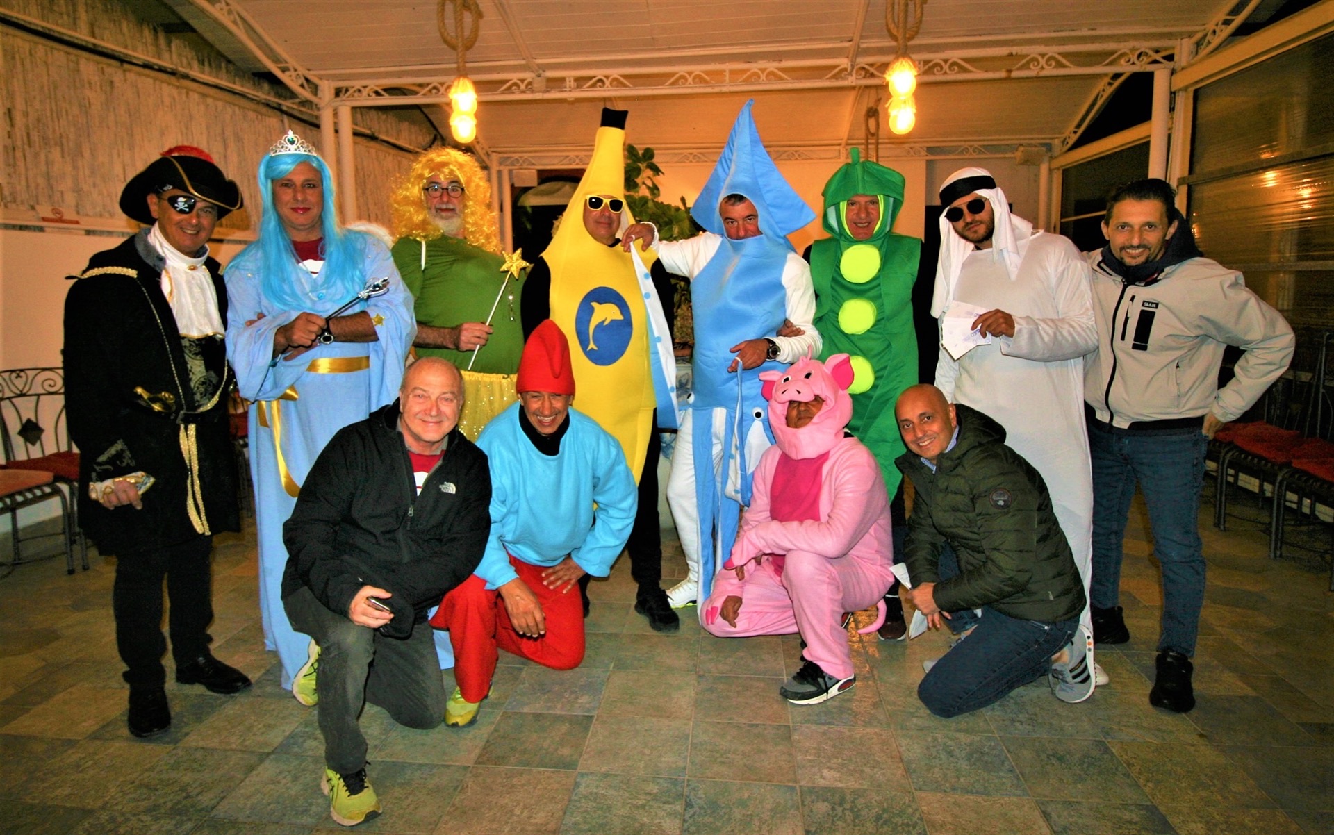 Il gruppo in maschera alla festa dell'October Dive