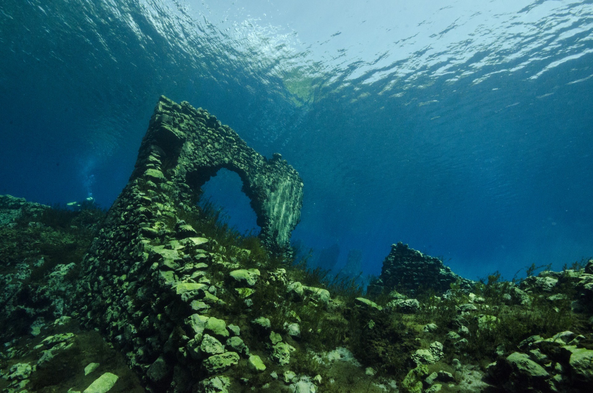 Arco di roccia sommerso nel lago di Capodacqua