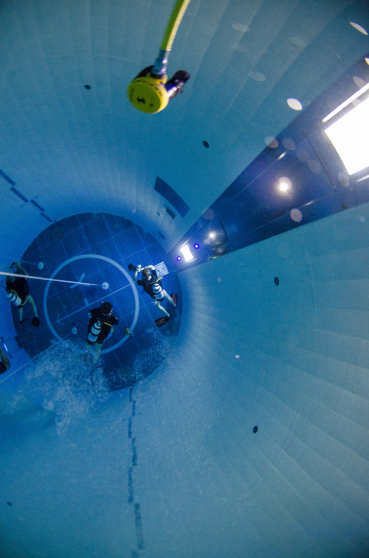 Subacquei scendono nel pozzo della piscina Y-40, visto dall'alto