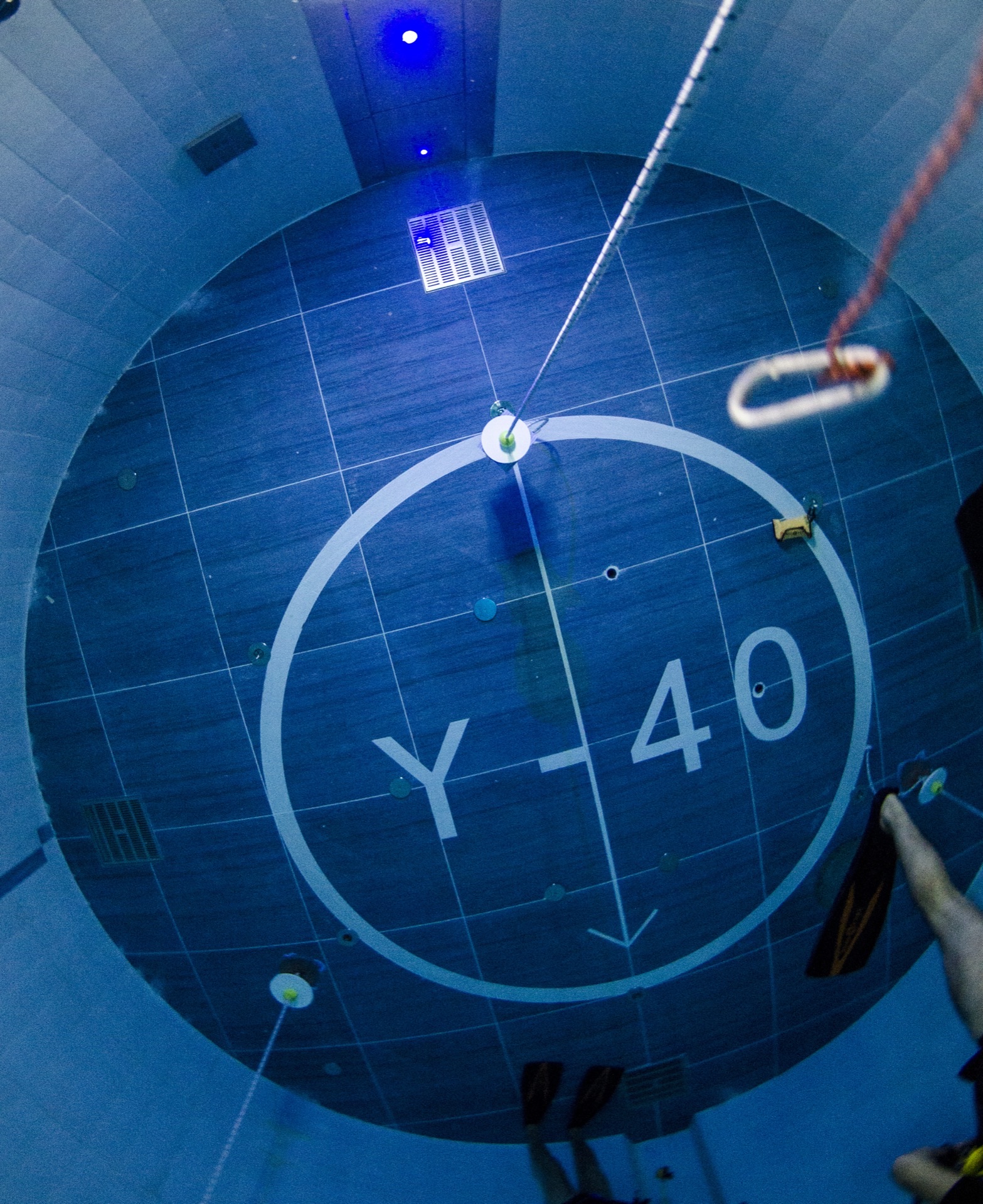 Il fondo del pozzo della piscina Y-40 con la scritta Y-40, visto dall'alto