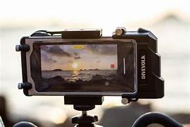 Custodia subacquea Divevolk per smartphone su treppiede, al tramonto