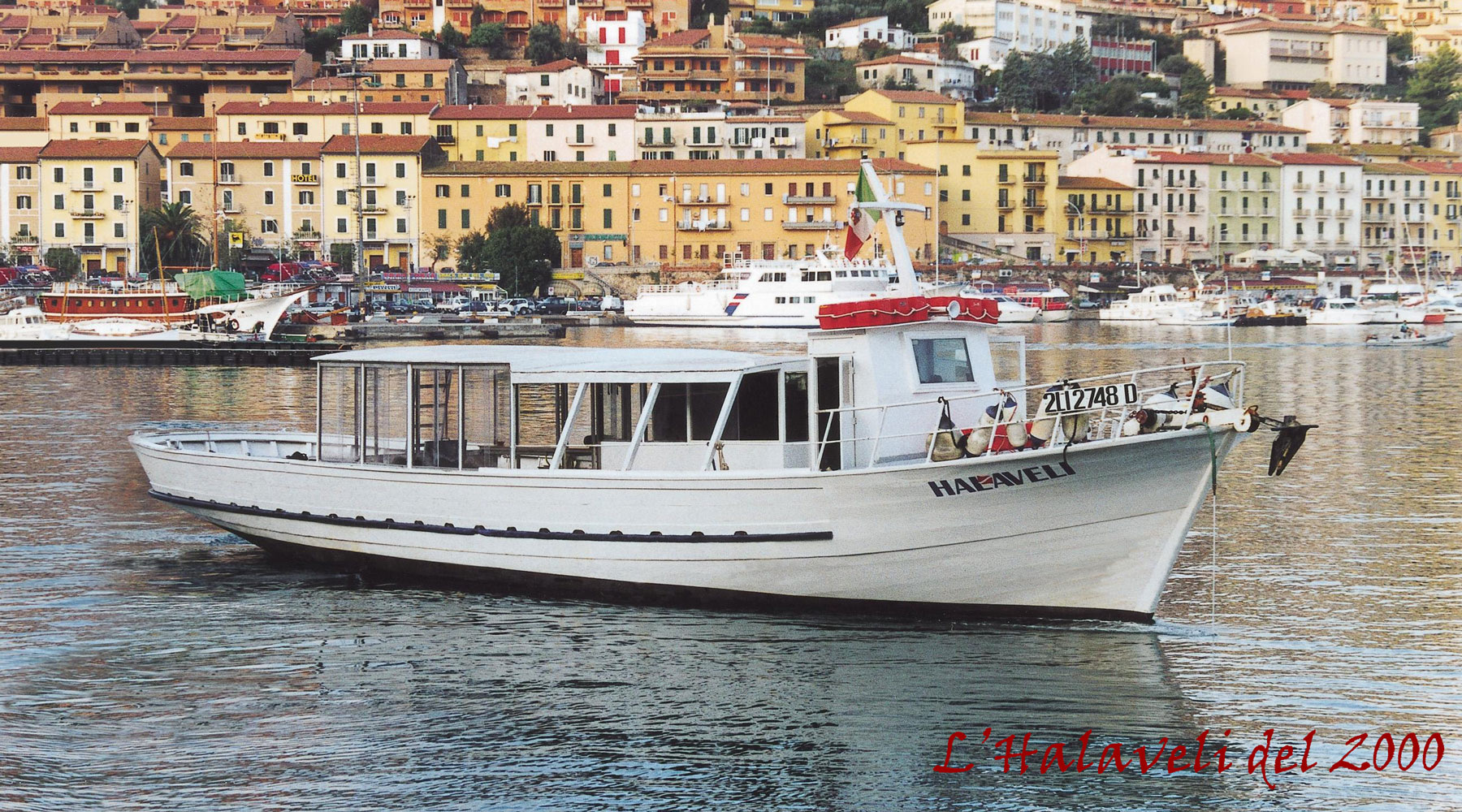 La barca Halaveli nel porto di Porto Santo Stefano