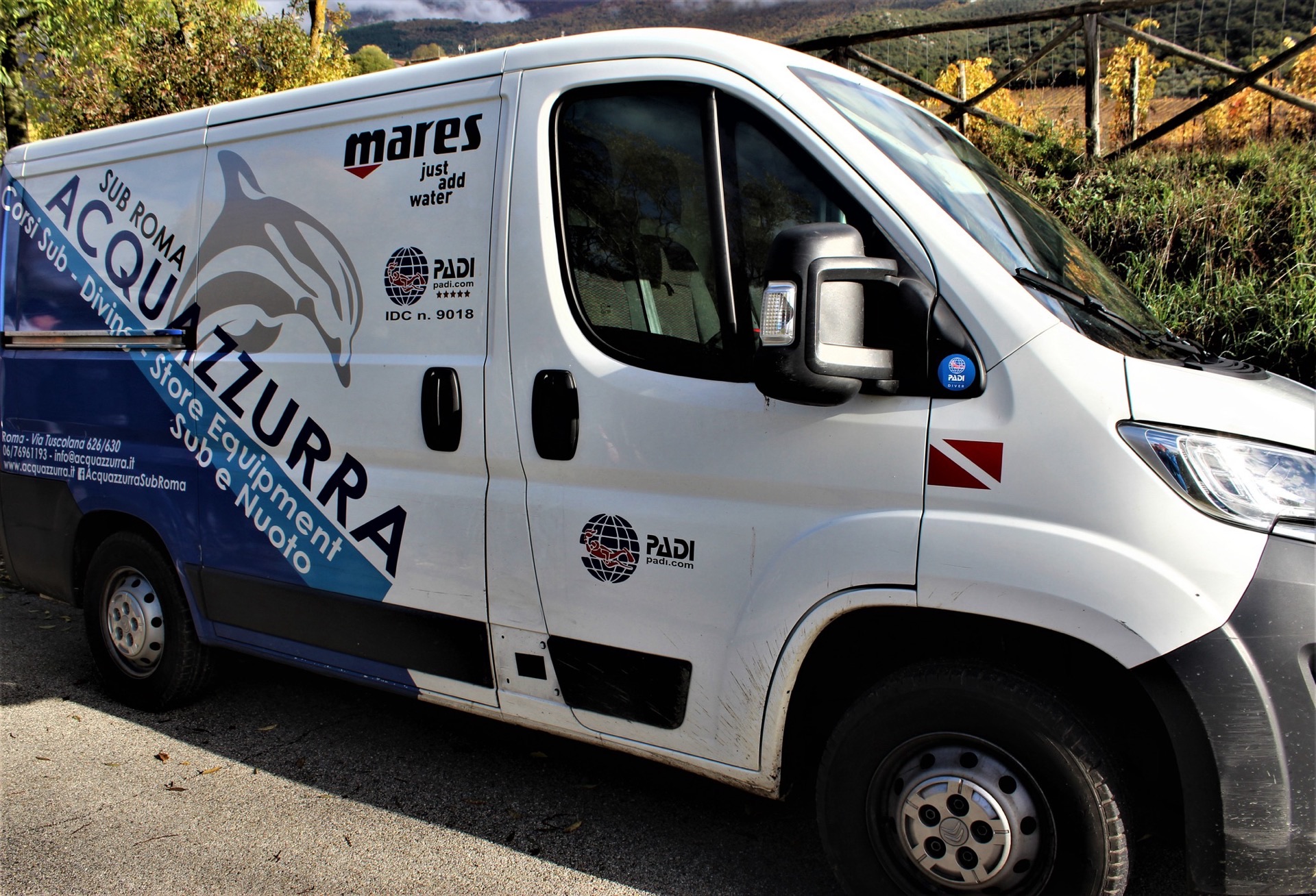 Il furgone di Acquazzurra con i loghi Mares e PADI