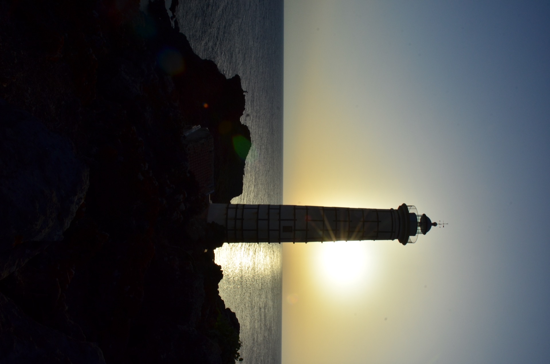 Il faro di Ustica al tramonto, in controluce