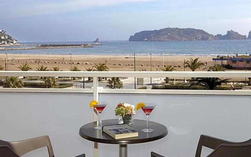 Vista dal balcone dell'hotel sulla spiaggia e sulle isole Medas