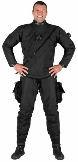 Un uomo indossa la muta stagna Rofos Essential nera