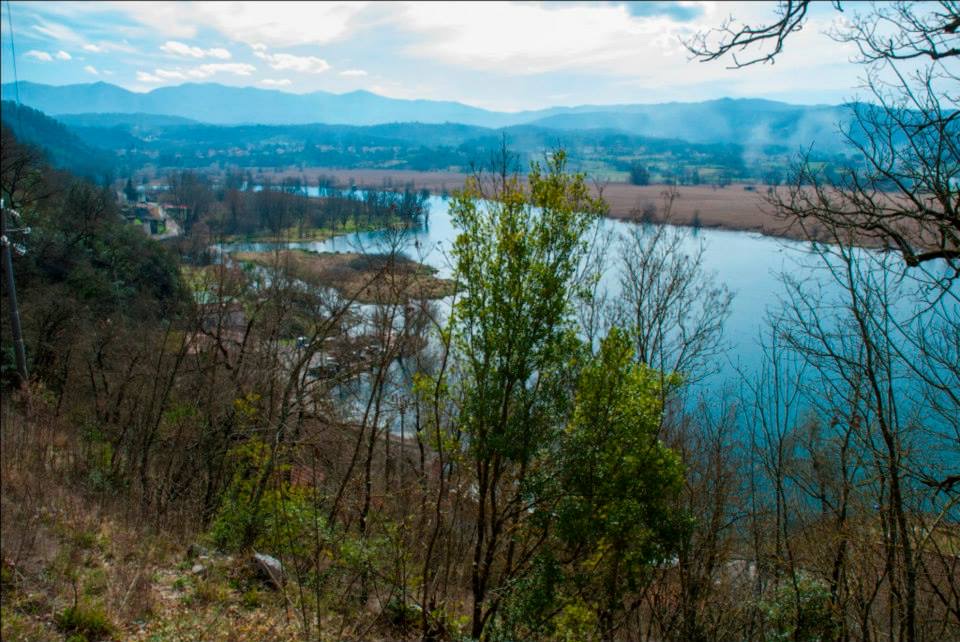 Il lago di Posta Fibreno visto dall'alto, tra gli alberi