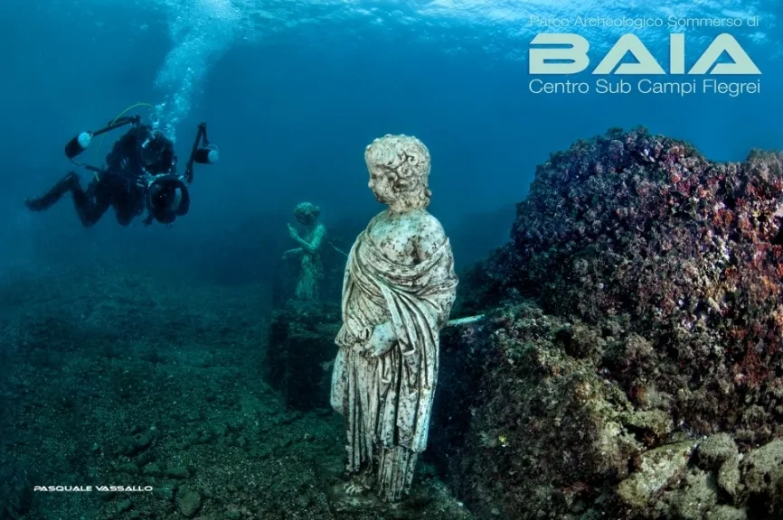 Subacquei vicino a una statua romana sommersa nel parco archeologico di Baia