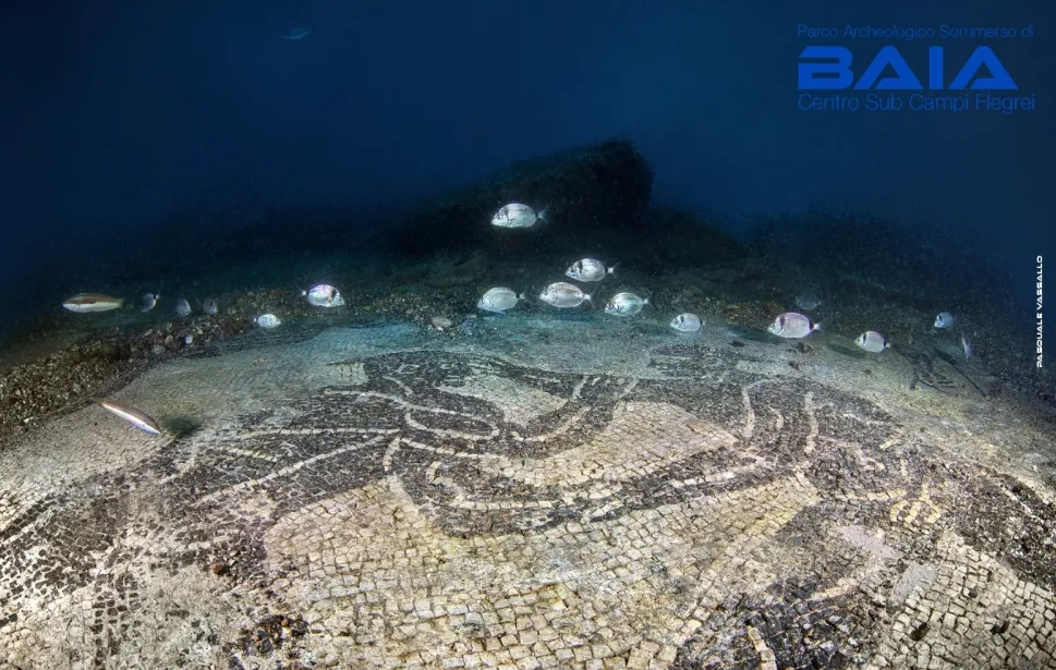 Mosaico romano sul fondale di Baia, con alcuni pesci che nuotano sopra